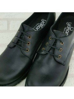 Zapato de la marca YOKONO, cierre con cordones, de piel, en color negro, vista detalle