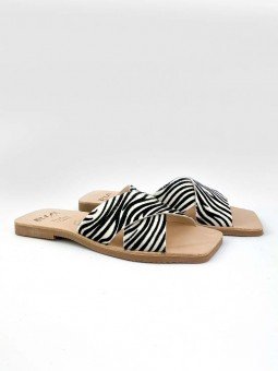 sandalia plana pala cruzada lulu ria menorca, modelo 40418, estampado animal print cebra, piel, punta cuadrada, vista general