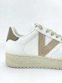 Zapatillas Retro Victoria de piel modelo 129202, tenis color taupe, vista logo.